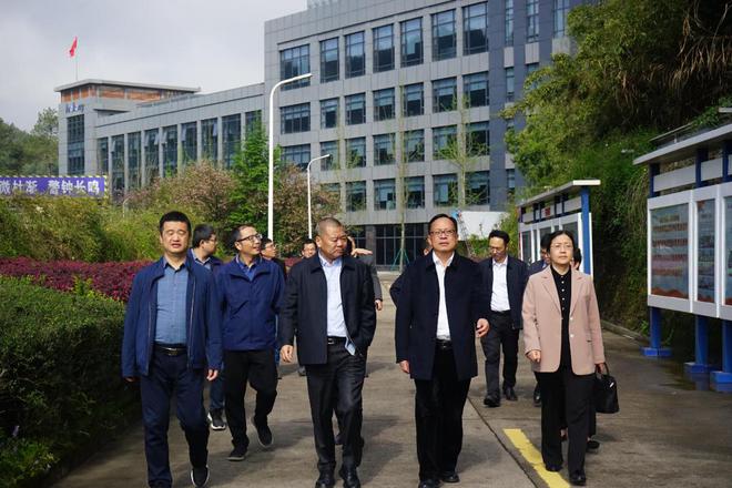 开化县人大常委会主任余建华开展新型工业化调研