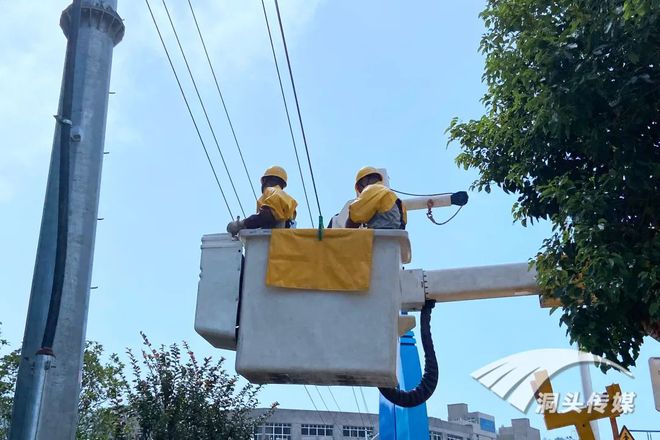 高温下的坚守丨高温“烤”验下的电力工人守护着万家清凉(图2) 高温下的坚守丨高温“烤”验下的电力工人守护着万家清凉(图2)