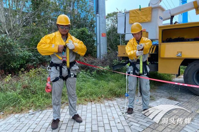 高温下的坚守丨高温“烤”验下的电力工人守护着万家清凉