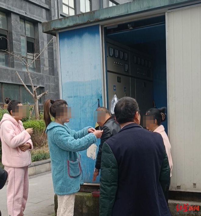 男子在户外变电站摆摊卖鱼被曝光 电力公司:系开发商临时供电设备已销户停止供电(图3) 男子在户外变电站摆摊卖鱼被曝光 电力公司:系开发商临时供电设备已销户停止供电(图3)
