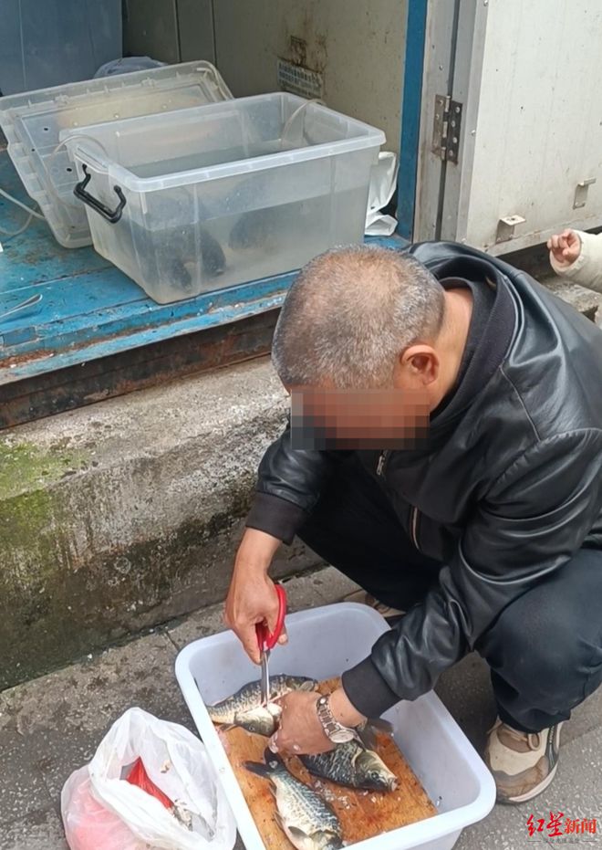 男子在户外变电站摆摊卖鱼被曝光 电力公司:系开发商临时供电设备已销户停止供电(图2) 男子在户外变电站摆摊卖鱼被曝光 电力公司:系开发商临时供电设备已销户停止供电(图2)