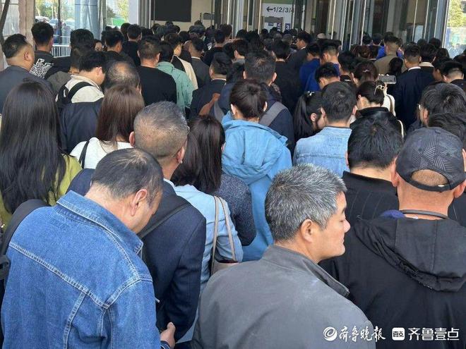开门红!开场10分钟卖出首辆车齐鲁车展首日即迎来消费者热捧(图2) 开门红!开场10分钟卖出首辆车齐鲁车展首日即迎来消费者热捧(图2)