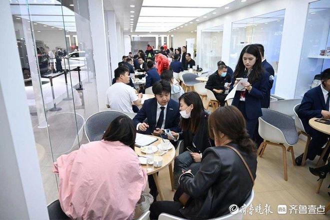 开门红!开场10分钟卖出首辆车齐鲁车展首日即迎来消费者热捧(图3) 开门红!开场10分钟卖出首辆车齐鲁车展首日即迎来消费者热捧(图3)
