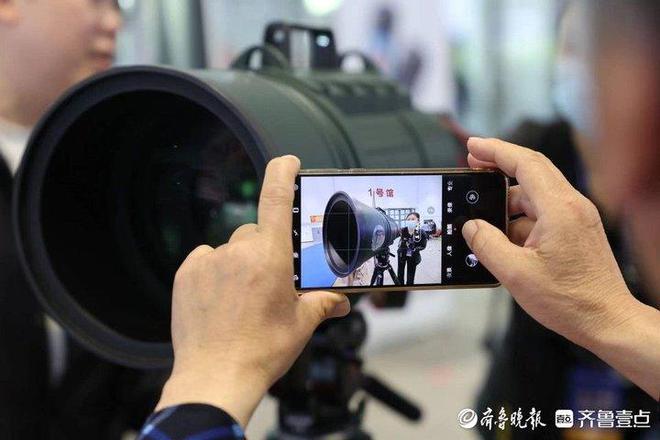 开门红!开场10分钟卖出首辆车齐鲁车展首日即迎来消费者热捧(图5) 开门红!开场10分钟卖出首辆车齐鲁车展首日即迎来消费者热捧(图5)