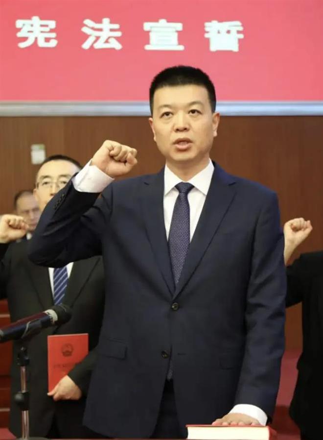 “80后”隋晓峰由企转政
