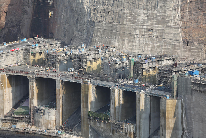 白鹤滩水电站建设施工忙