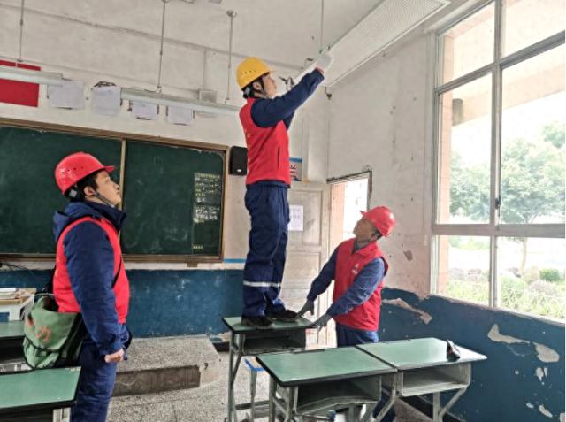 新学期 新守护——四川能投兴文电力用“满格电”护航开学季